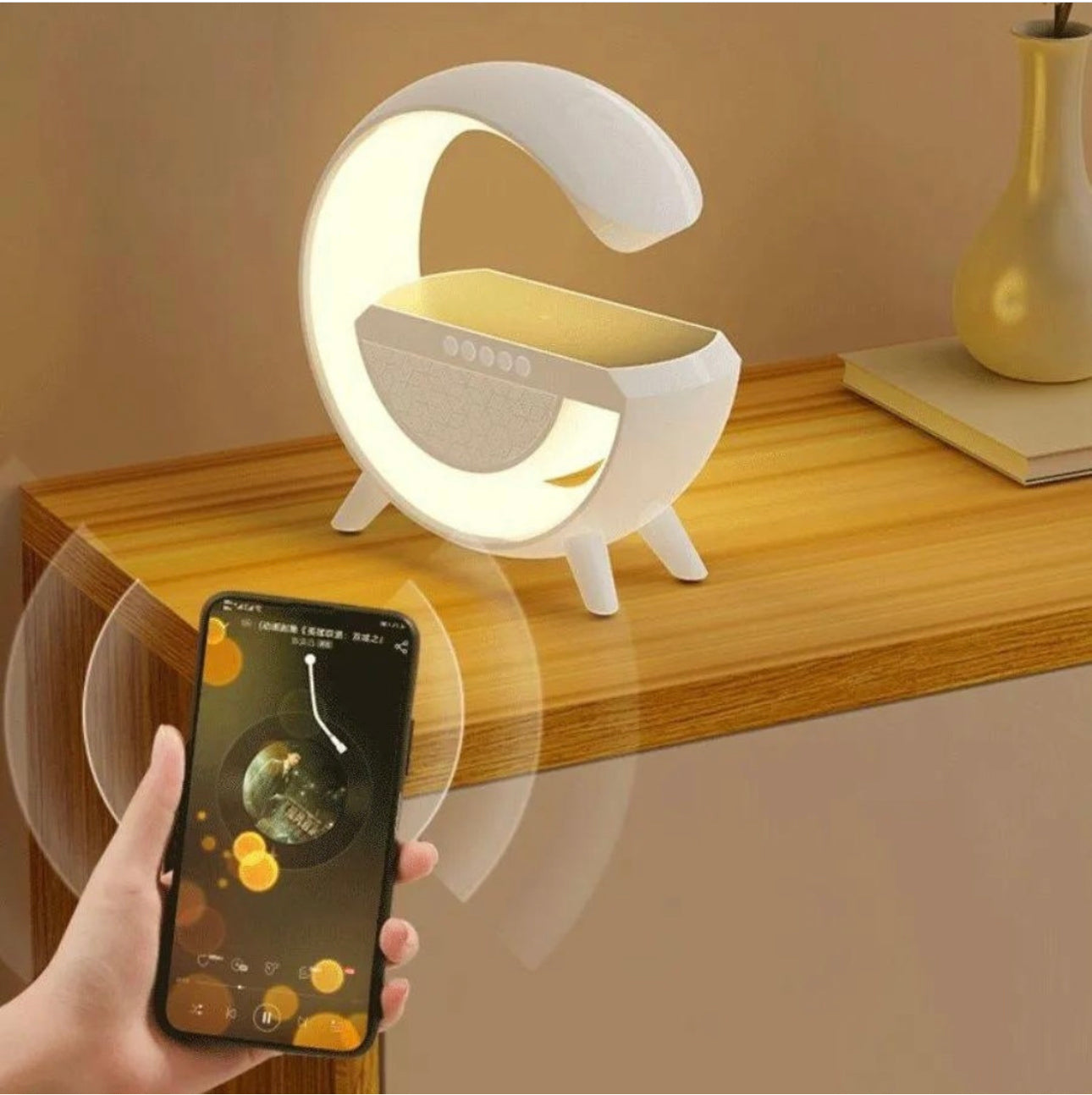 X10 Speaker Bluetooth RGB couplé à un chargeur wireless universel.