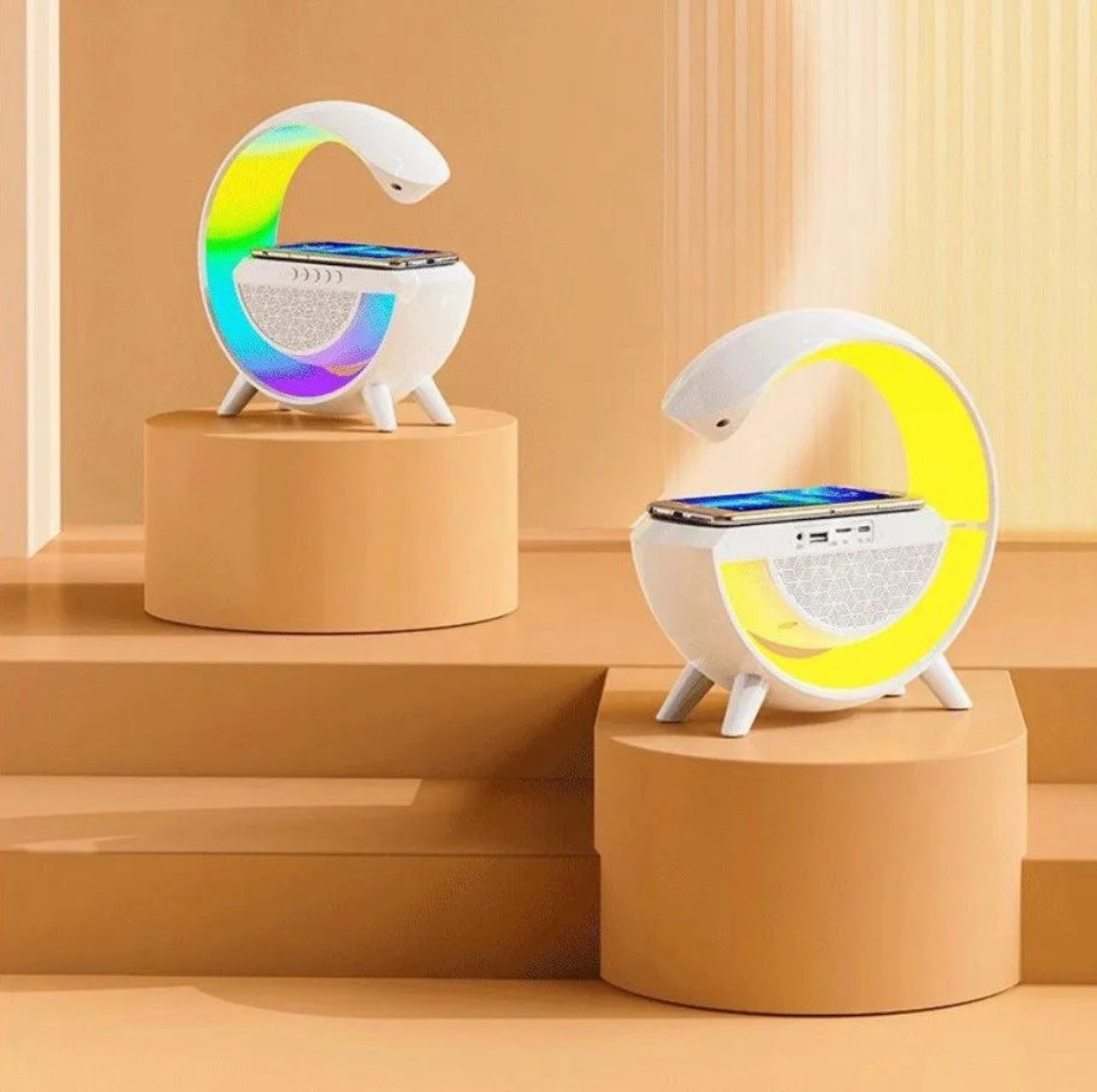 X10 Speaker Bluetooth RGB couplé à un chargeur wireless universel.