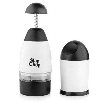 Le hachoir universel coupe rapidement toutes sortes d'aliments